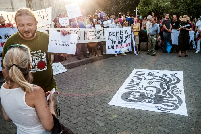 
		    
		    
		    Protestul din piaţă a strâns aproximativ 250 de oameni FOTOGRAFII: Vlad Ursulean, Sorina Vasile/Casa Jurnalistului		    		    