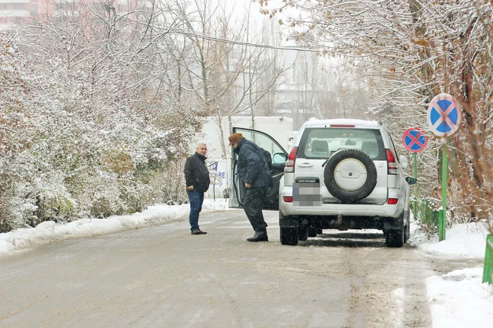 În parcarea televiziunii, Alexandru Arşinel a fost recunoscut imediat de portar şi salutat cu simpatie