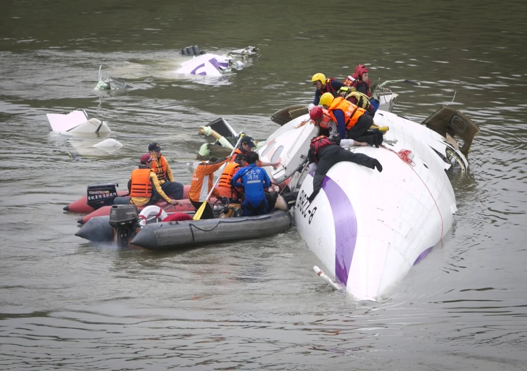 Corpul pilotului şi al copilotului au fost recuperate din cabină, pilotul fiind descoperit cu mâna încă încleştată pe manşă FOTO ABC News