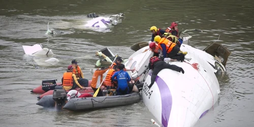 Echipele de salvare lucrează la salvarea pasagerilor şi echipajului unui avion TransAsia Airways care s-a prăbuşit în râul Keelung la scurt timp după decolare în Taipei Taiwan FOTO Guliver/Getty Images