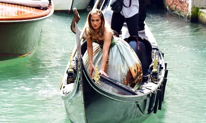 1 jennifer lopez in gondola9 jpg jpeg