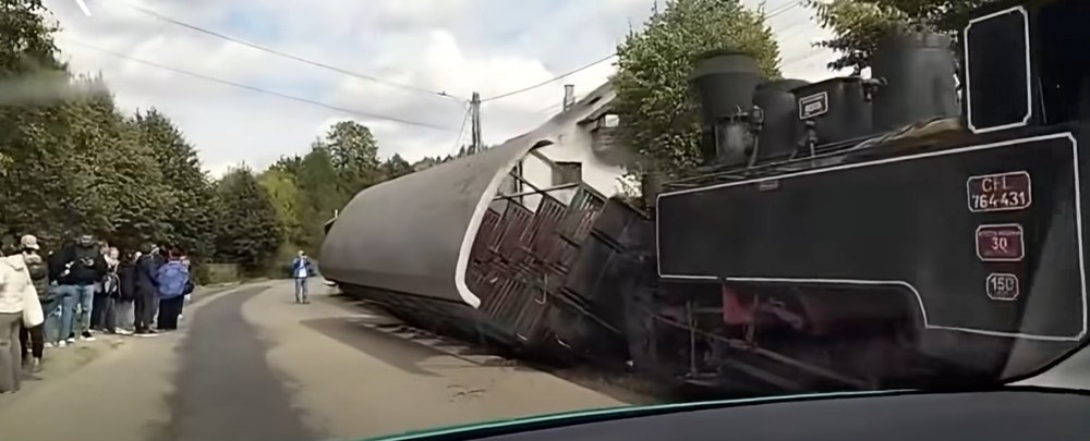 Momente de panică pentru zeci de turiști, în Mocănița Huțulca, după ce un vagon s-a răsturnat în timpul cursei