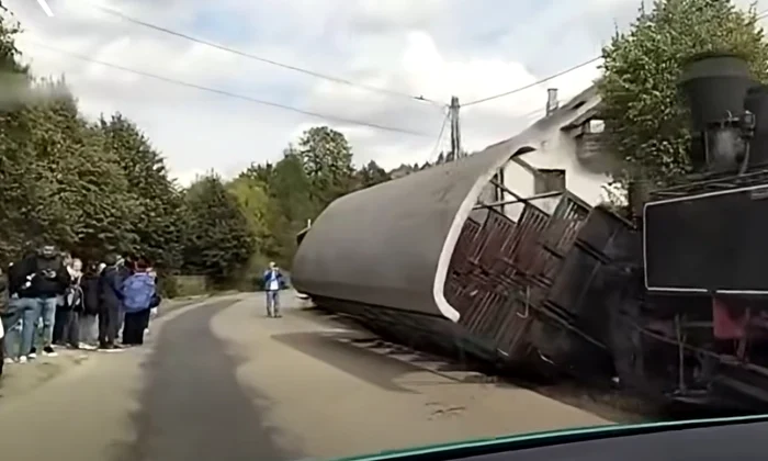 mocanita rasturnata 03 captură BucovinaTV jpg