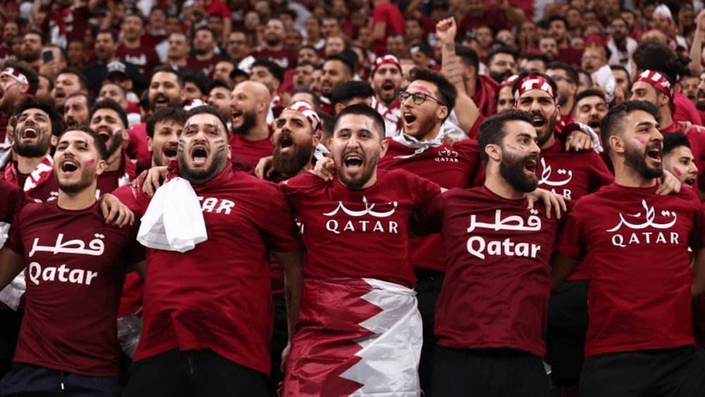 ”Ultrașii” Qatarului sunt aduși de FIFA cu avioanele din alte țări ca să susțină echipa gazdă