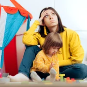 Mama îngrijorată și streasată ținând în brațe un copil shutterstock jpg