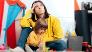 Mama îngrijorată și streasată ținând în brațe un copil shutterstock jpg