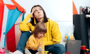 Mama îngrijorată și streasată ținând în brațe un copil   shutterstock jpg