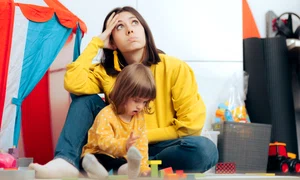 Mama îngrijorată și streasată ținând în brațe un copil shutterstock jpg