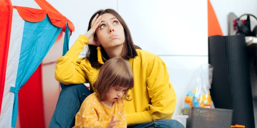 Mama îngrijorată și streasată ținând în brațe un copil   shutterstock jpg
