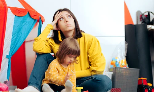 Mama îngrijorată și streasată ținând în brațe un copil   shutterstock jpg