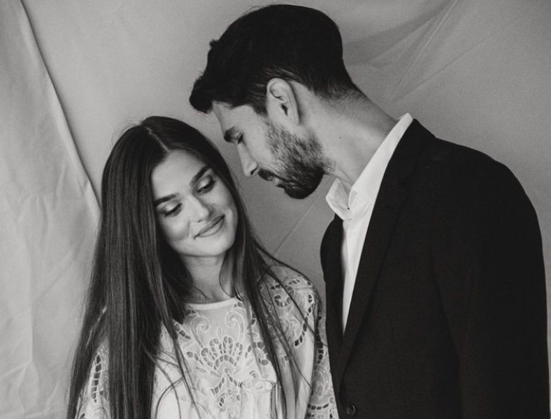 Codin Maticiuc a publicat noi imagini de la nunta lui Theo Rose: „O mână de oameni, o biserică și o casă părintească”. Sora miresei a cântat acapela