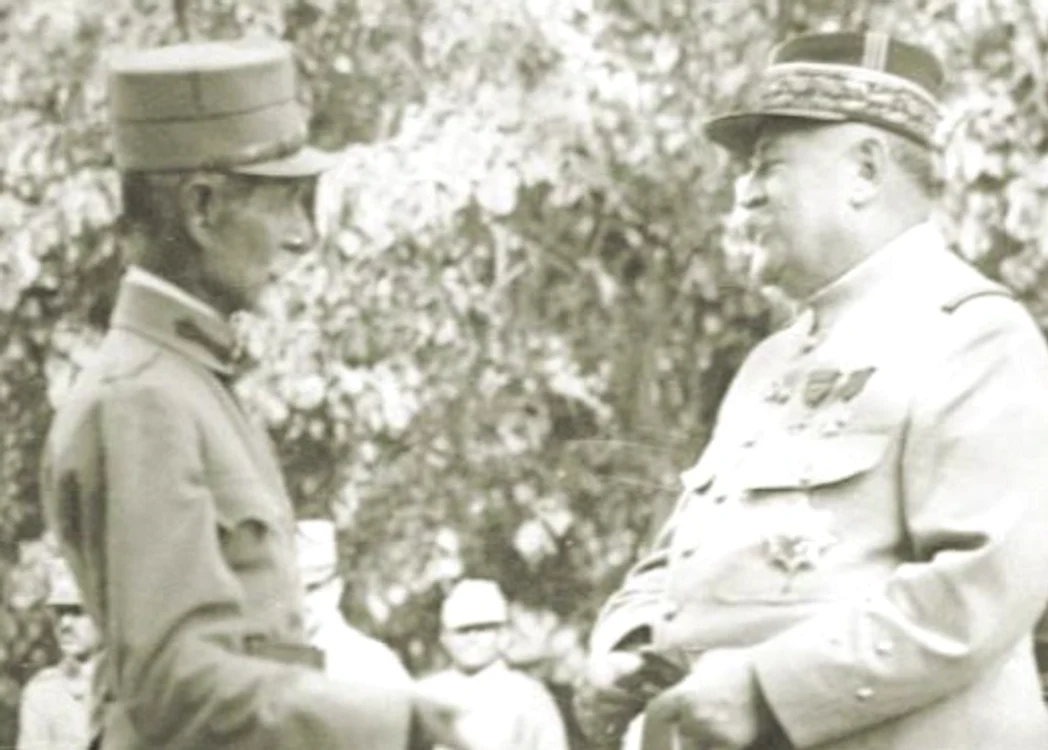 Berthelot si Averescu în timpul prezentãrii armatei române în 1916