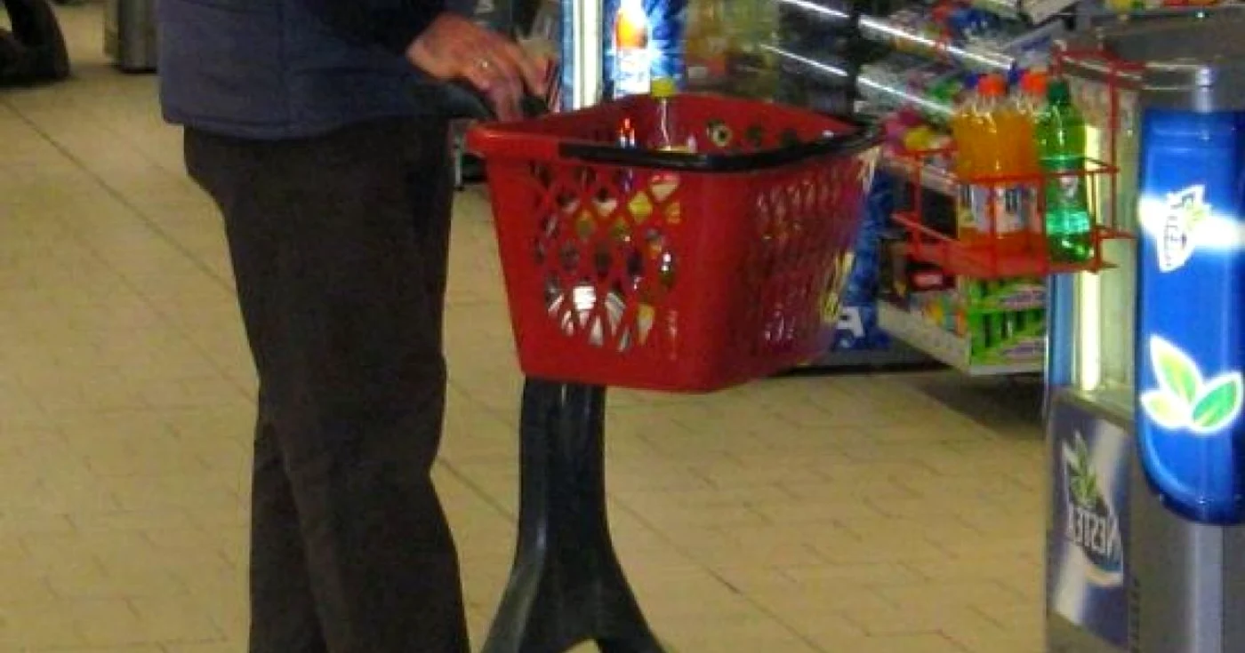 Omul a pus cumpărăturile din coş direct în plasă, fără a achita contravaloarea lor. 