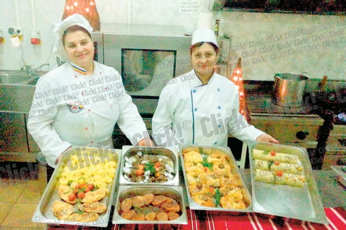 Porto Catering: Roxana şi Anca  pregătesc  sărmăluţele  în foi de varză