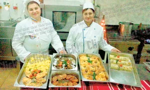 Porto Catering: Roxana şi Anca  pregătesc  sărmăluţele  în foi de varză jpeg
