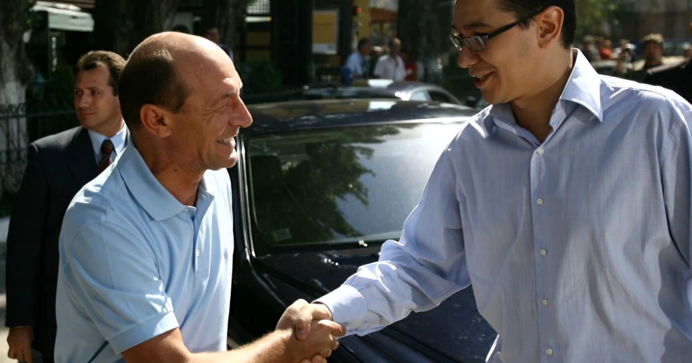 Preşedintele Traian Băsescu şi Victor Ponta îşi dau mâna pentru binele României FOTO; Mediafax