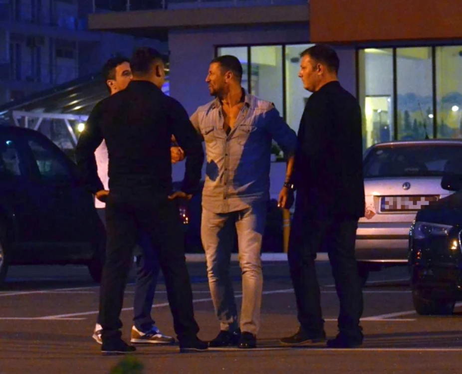
    Lucian Becali (în tricou alb) a fost gata să-şi facă dreptate cu forţaFoto: Alex Muscaliu  