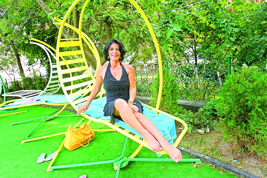 
    Elena Cârstea  