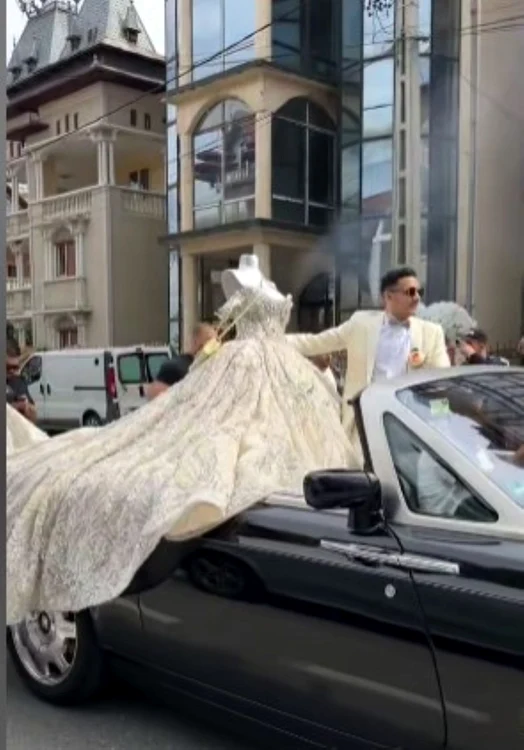 Rochia de mireasă transportată cu Rolls Royce.