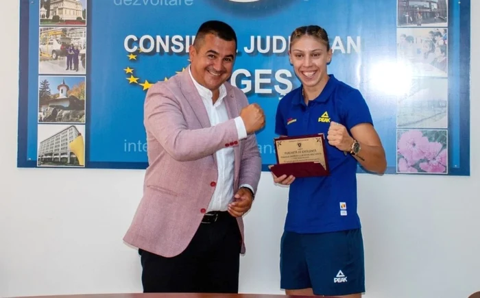 Maria Claudia Nechita a primit miercuri "Placheta de excelenţă": Foto: CJ Argeş