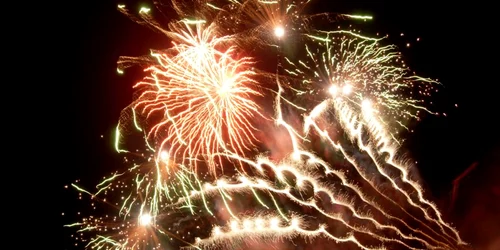 La oraș, artificiile sunt cele care "îngroapă" anul vechi.