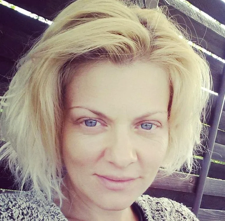 
    Dana Nălbaru s-a tuns singură şi a veni alături de familia ei la lansarea filmului pentru copii  