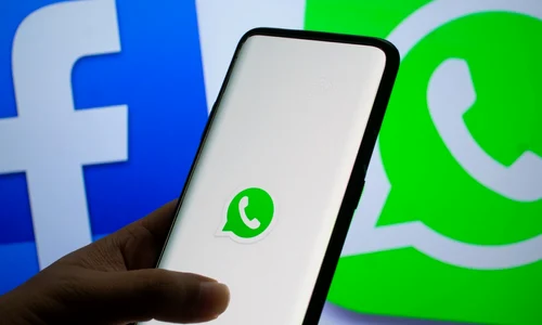 Aplicatii Facebook WhatsApp smartphone FOTO Shutterstock