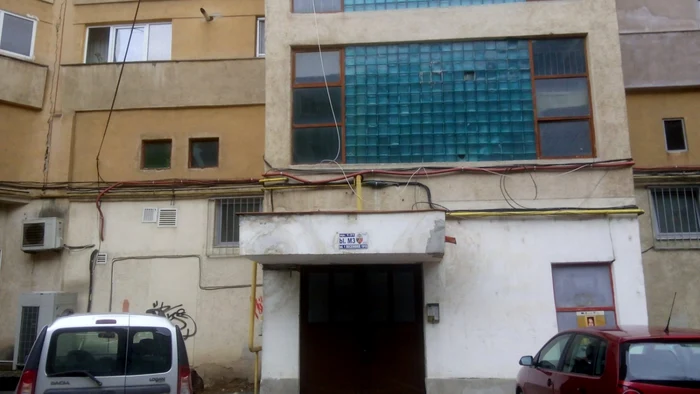 Scara de bloc unde se afla apartamentul în care a fost găsită tânăra moartă