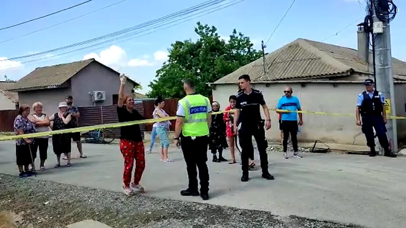 
    Soţia bărbatului şi mama fetei violate a fost legată în baie de agresorFoto: observatornews.ro  