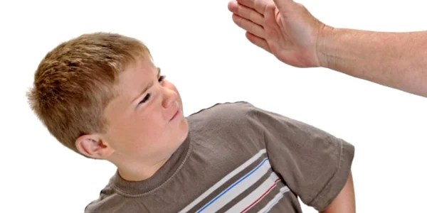Copiii abuzaţi pot avea probleme la maturitate