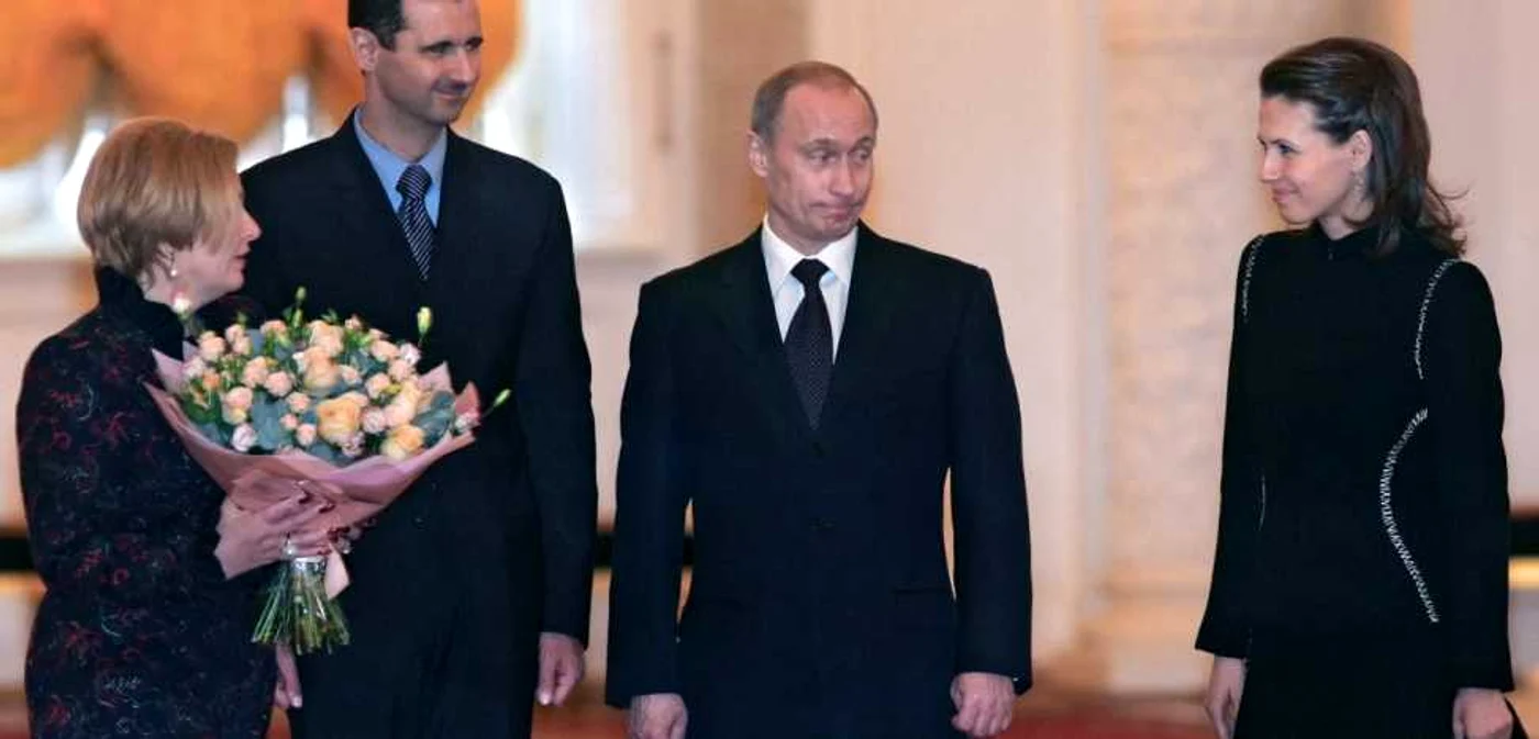 Vladimir Putin şi soţia lui, Liudmila (prima din stânga), primindu-i pe Bashar al-Assad, preşedintele Siriei, şi pe soţia lui, Asma (prima din dreapta), la Kremlin, în ianuarie 2005 FOTO Reuters