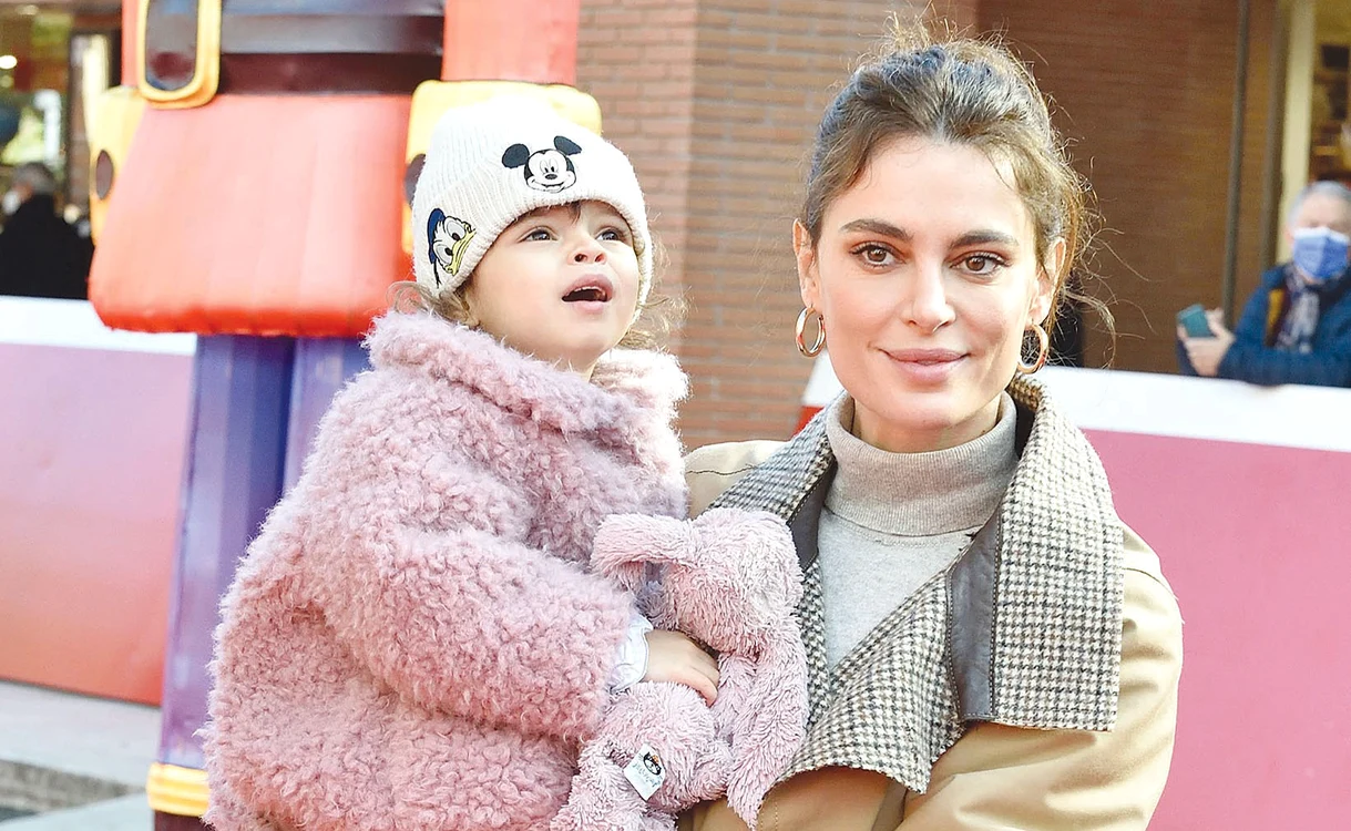 Catrinel Menghia Marlon, 36 de ani, o ia peste tot cu ea pe micuţa Caroline. Foto Profimedia