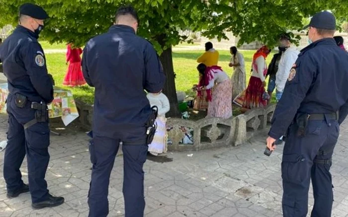 La Galați, jandarmii au amendat mai multe persoane care puseseră masa în cimitir Foto: Jandarmeria Galați