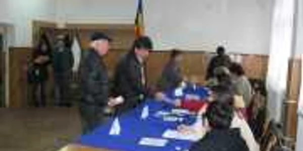 Alegatori in sectia de votare 