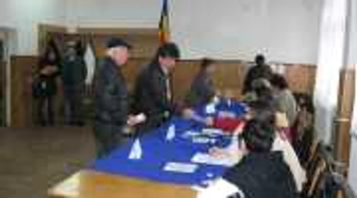 Alegatori in sectia de votare 