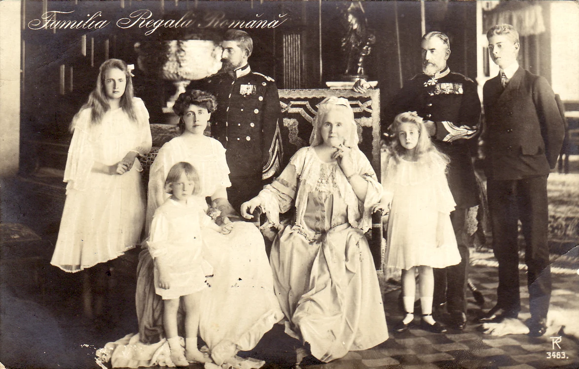 Familia regală a României într-o fotografie de grup. De la stânga la dreapta: principesa Elisabeta, Principesa Maria, principele Nicolae (în faţa mamei sale), Principele moștenitor Ferdinand, Regina Elisabeta, principesa Mărioara, Regele Carol I și principele Carol