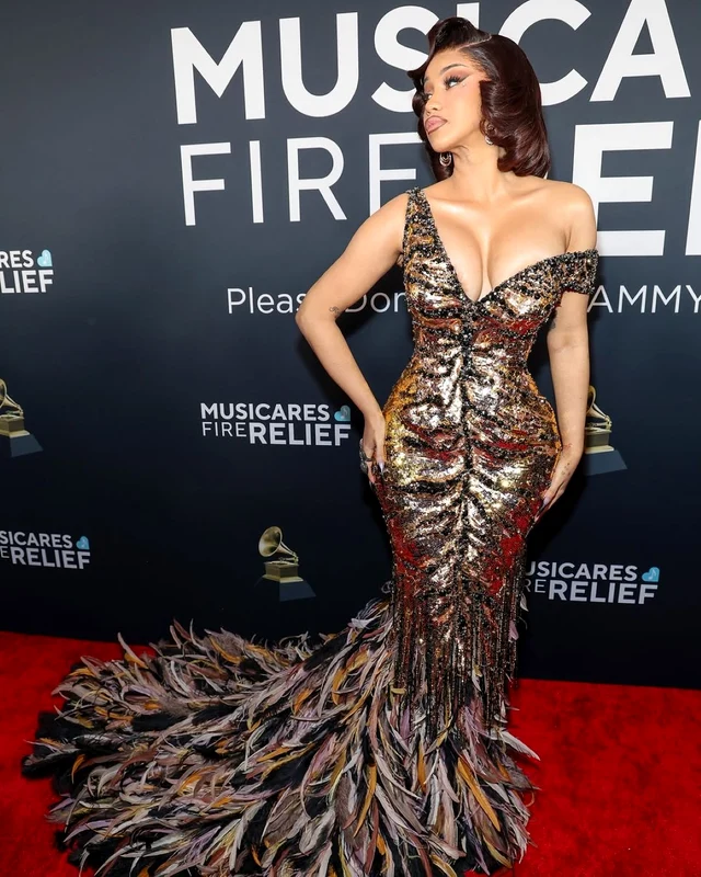 Cardi B, într-o rochie sexy mulată / foto: Instagram