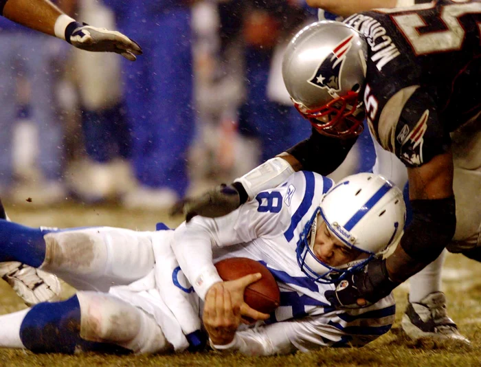 Manning (Colts) este pus la pământ