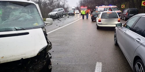 Accident pe DN7 - E81 în Vâlcea pe Dealul Negru - trei autoturisme implicate şi două victime Foto Adevărul