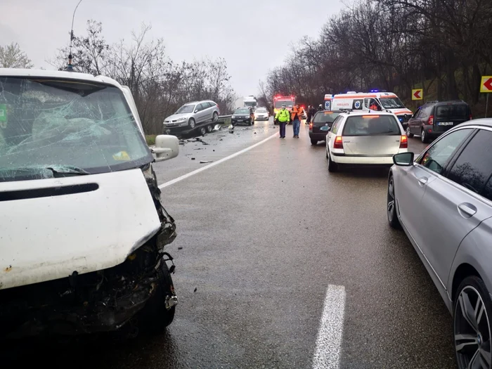 Accident pe DN7 - E81 în Vâlcea pe Dealul Negru - trei autoturisme implicate şi două victime Foto Adevărul