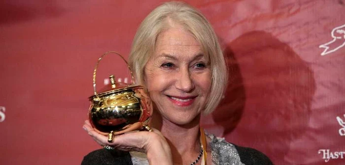 Helen
Mirren a intrat pe deplin în spiritul acestei ceremonii şi a
acceptat să participe la o paradă pe străzile din Cambridge,
Massachusetts, într-un automobil decapotabil, alături de membri ai
clubului Hasty Pudding în travesti şi a profitat de ocazie pentru a
face „twerking“
FOTO AFP