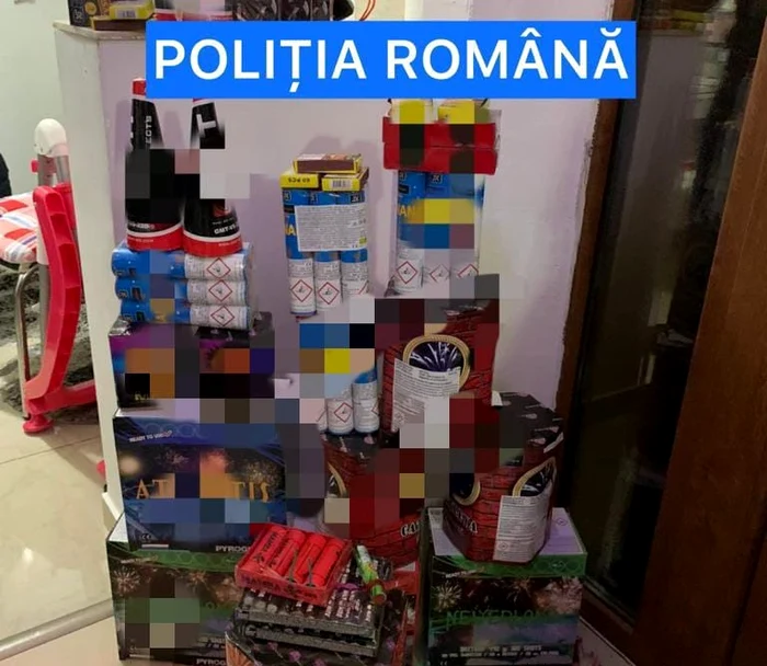 Un bărbat ținea sute de kilograme de petarde într-un apartament debloc FOTO: Poliția Română