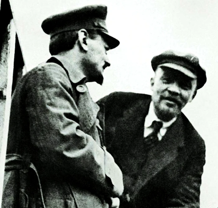 Troțki și Lenin( cel cu bască) FOTO Adevărul