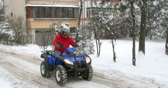 Unii localnici au ieşit cu ATV-ul printre blocuri