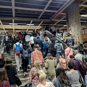Aglomerație la stația de metrou Unirii - oameni care urca pe scări FOTO Shutterstock 