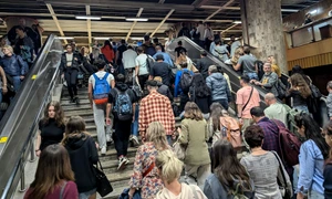 Aglomerație la stația de metrou Unirii - oameni care urca pe scări FOTO Shutterstock 