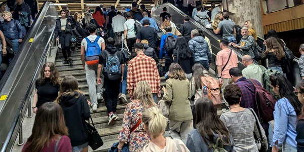 Aglomerație la stația de metrou Unirii - oameni care urca pe scări FOTO Shutterstock 