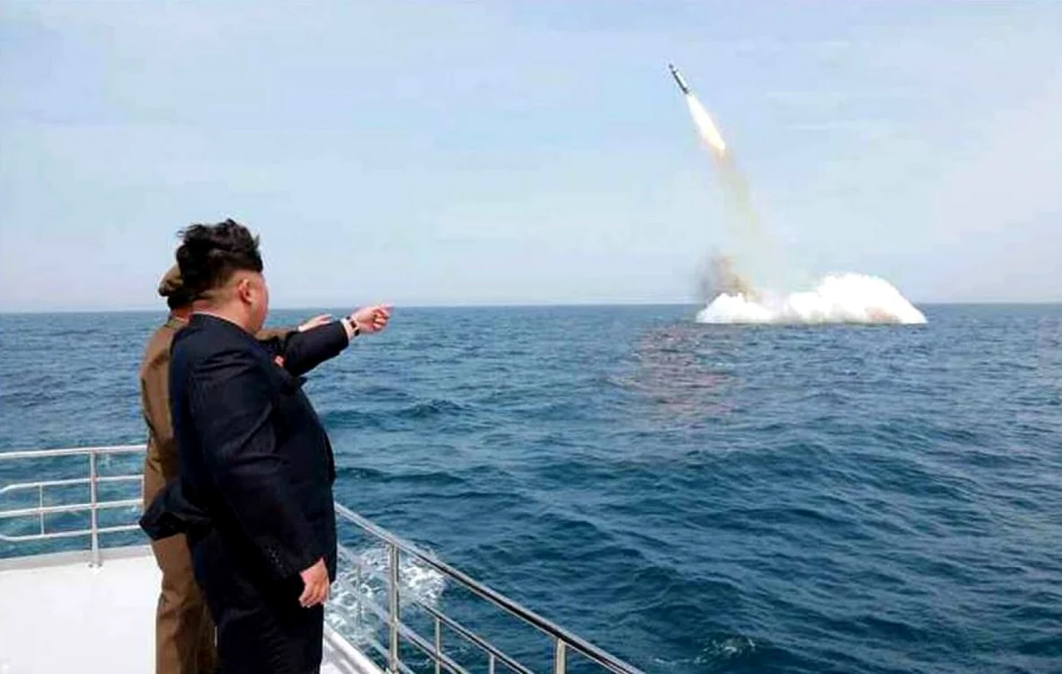 Săptămâna trecută Coreea de Nord a spus că a lansat cu succes, de pe un submarin, o rachetă balistică FOTO Business Insider