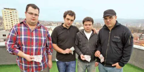 Andrei Muntean (stânga), Robert Kovacs, Sorin Parpucea şi Bogdan Cardoş încearcă să trăiască cu 15 lei pe zi