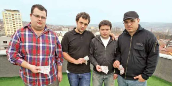 Andrei Muntean (stânga), Robert Kovacs, Sorin Parpucea şi Bogdan Cardoş încearcă să trăiască cu 15 lei pe zi